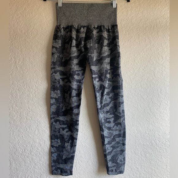NVGTN Camo Seamless Contour Leggings Black Grey ~ Size Small - Picture 4 of 10
